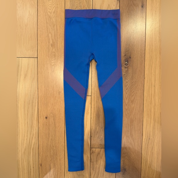 Alo Yoga Illusion Seamless High-Waist Leggings in Ali Blue/Cherry (Size - Small) - Picture 3 of 4
